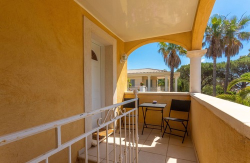 Plage de la Garonnette Apartment | Room 'Le Petit Ramsès - Elephants' with Shared Pool, Wi-Fi and Air Conditioning