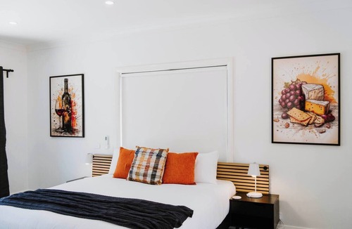 Central Mudgee House | Rosella Suite An Accessible Couples Retreat