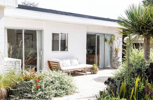 Umina Beach Apartment | Rustic, cosy one bedroom guesthouse. Just a short walk to Umina Beach!