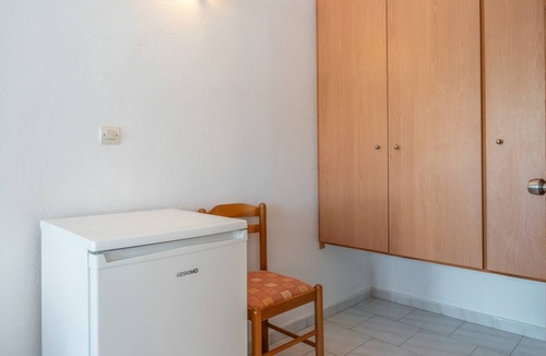 Menetai Apartment | Sea View Ground Floor Room with Sea View and Shared Pool