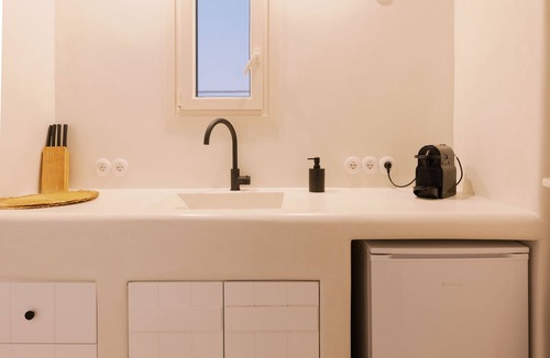 Agia Anna Apartment | Sea View & Private Hot Tub - Spacious Studio Poseidon