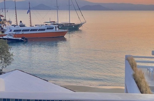 Agia Anna Apartment | Sea View & Private Hot Tub - Spacious Studio Poseidon
