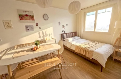 Changsin-dong Apartment | Seoul Wall Loft-View-Naksanpark-KSPO돔-고양종합운동장-고척돔-짐 보관-7박 이상 Airport Pickup3명