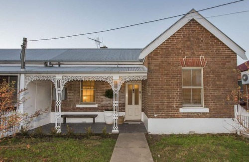 Central Mudgee House | Sleeps 6: King Bed & 2 queen beds, sofa bed (on request): 5 min walk to town