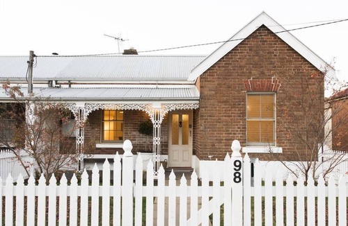 Central Mudgee House | Sleeps 6: King Bed & 2 queen beds, sofa bed (on request): 5 min walk to town