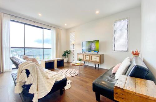 Flat Bush House | Spacious 370sqm New Home, Longhorn Dr Retreat