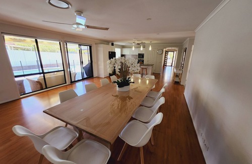 Hamlyn Terrace House | Spacious 5 bedroom home with a pool, perfect for family getaways.