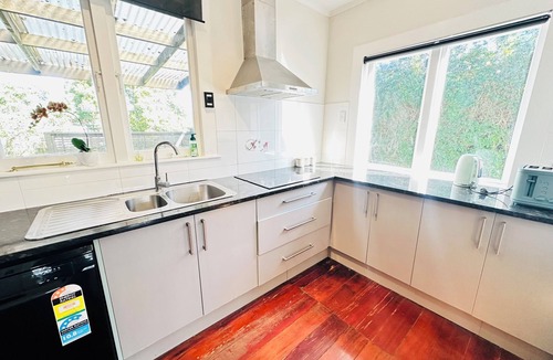 Mount Roskill House | Spacious 5 Bedrooms Fully Fenced house in Auckland