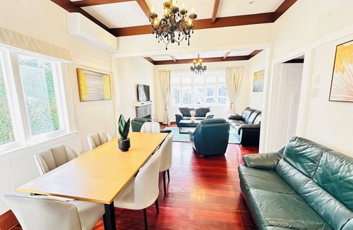 Mount Roskill House | Spacious 5 Bedrooms Fully Fenced house in Auckland