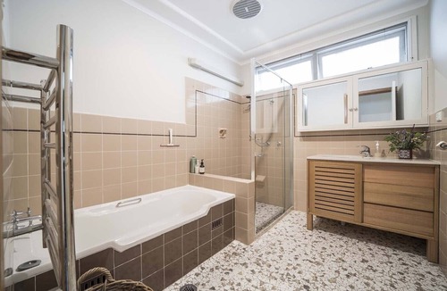 Killarney Heights House | Spacious & Comfortable 2-bed Central Sydney Home in Killarney Heights w. parking