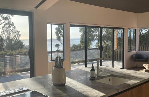 Titirangi House | Spacious tree house with stunning harbour views