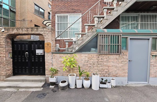 Cheongunhyoja-dong House | Stay JoyㅡEntire 6-Bedroom House for Large Families & Groups (up to 17)ㅡSeoul