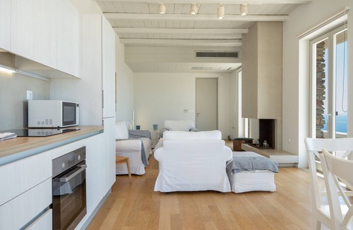 Ios Villa | Stemma is a charming stone villa nestled on a hillside above Mylopotas