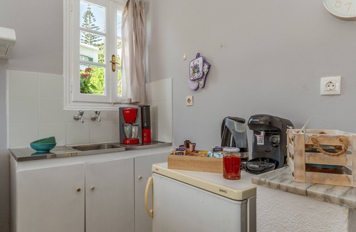 Steniai Apartment | Stenies' Nook Family Home Apartment with Sea View, Shared Garden & Wi-Fi