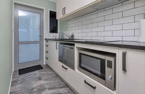 One Tree Point Apartment | Studio 5 - Waterfront Studio at HarbourLights