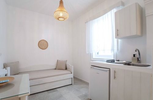 Mikri Vigla Apartment | Studio Apartment 'Maroulis Studios - 8' with Private Garden, Wi-Fi & Air Conditioning