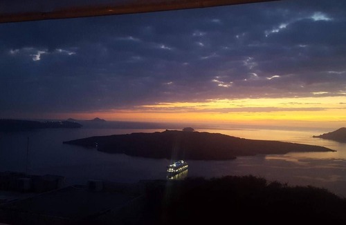 Perissa Apartment | Studio Apartment 'Pleasure View 2' with Mountain View, Wi-Fi and Air Conditioning