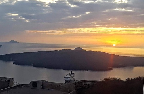 Perissa Apartment | Studio Apartment 'Pleasure View 2' with Mountain View, Wi-Fi and Air Conditioning