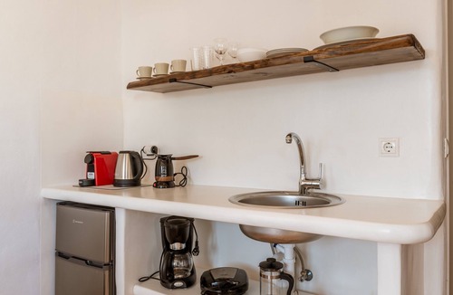 Kini Apartment | Studio Apartment 'Suite No 1' with Sea View, Wi-Fi and Air Conditioning