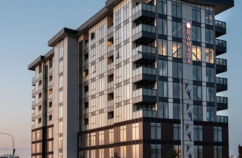 Manurewa Apartment | Studio Apartment with Kitchen and Laundry in room
