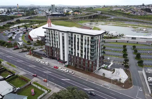 Manurewa Apartment | Studio Apartment with Kitchen and Laundry in room