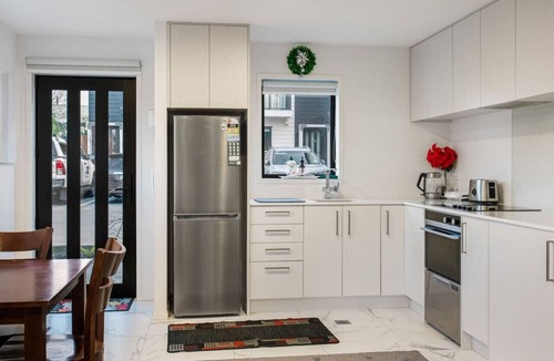 Kelston Villa | Stunning 2BR in Kelston with WIFI and Carpark