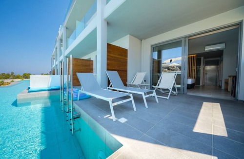 Psalidi Apartment | Superior Double Room with Swim-up Sharing Pool – Inland View