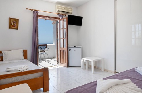 Menetai Apartment | Superior Top Floor Sea View Room with Private Balcony and Shared Pool