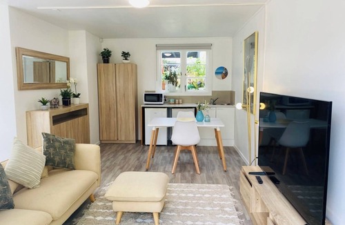 Hauraki Apartment | Takapuna Guest House. Modern, private self contained. Stroll to Beach & Shops