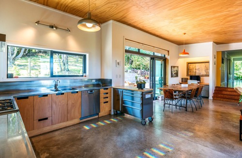 Ostend House | Te Kohanga (The Nest) with spa and car*