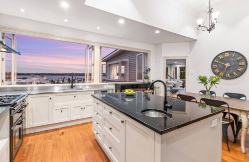 Devonport House | ⭐️ The Devonport Villa by Homello ⭐️| Hot Tub Sea Views Walk to Devonport Village