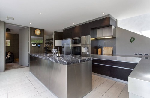 Parnell Villa | ⭐The Gilbraltar House by Homello⭐ | Steps to Parnell Village | Hot Tub | Home Cinema