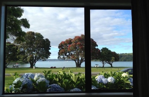 Tawharanui House | The Yellow Bach 90m to Campbells Beach; kayaks, wifi, Sky, Netflix, sleeps 4