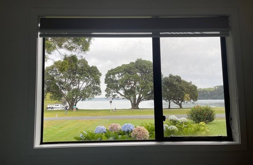 Tawharanui House | The Yellow Bach 90m to Campbells Beach; kayaks, wifi, Sky, Netflix, sleeps 4