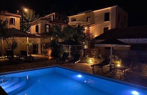 Xinovrisi Apartment | Tsagarakis Guesthouse & Pool Room .4 with Mountain & Pool View, Wi-Fi, Air Conditioning
