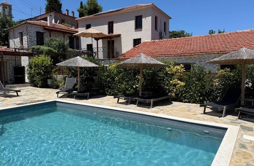 Xinovrisi Apartment | Tsagarakis Guesthouse & Pool Room .4 with Mountain & Pool View, Wi-Fi, Air Conditioning