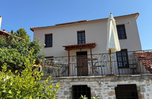 Xinovrisi Apartment | Tsagarakis Guesthouse & Pool Room .4 with Mountain & Pool View, Wi-Fi, Air Conditioning