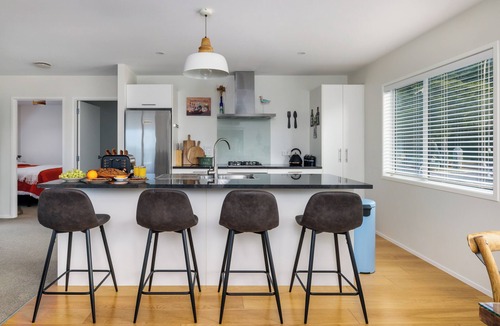 Paihia House | Tui Beach House - Centrally located, 3 min walk to beach, bright house Paihia.