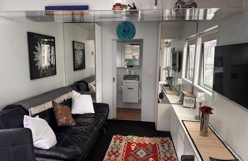Okitu Cabin | Two self-contained rooms on private property 5 mins walk from amazing beach.