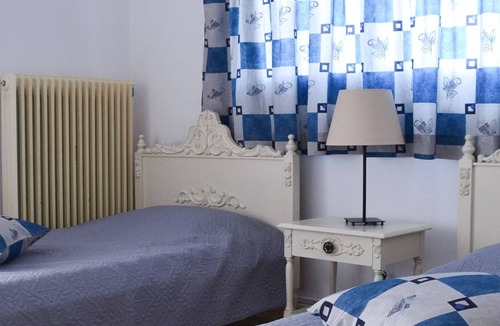 Marathon Apartment | Unwind in a Spacious flat with Gardens near Beach