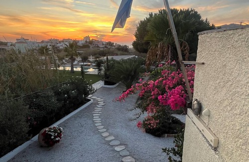 Posidonia Villa | Villa Loretta: Pool, Jacuzzi & Organic Garden. 2 min from the beach!