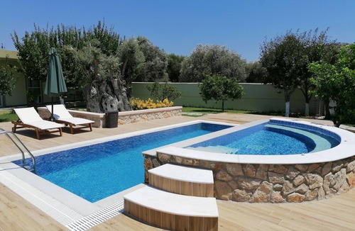 Filerimos Villa | Villa MATA - 600m² with Private Pool and Jacuzzi