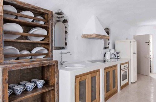 Pyrgos House | Villa with air conditioning, private jacuzzi and 360° panoramic view
