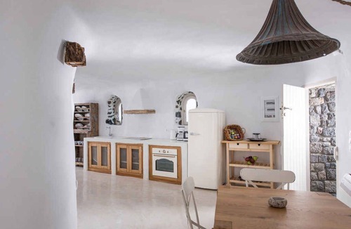 Pyrgos House | Villa with air conditioning, private jacuzzi and 360° panoramic view