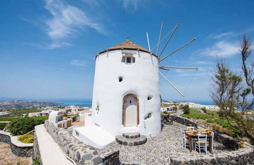 Pyrgos House | Villa with air conditioning, private jacuzzi and 360° panoramic view