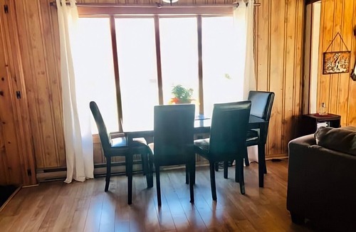 The Bluff Ski Chalet | Walking distance to Parlee Beach | 3 bedrooms | BBQ | fireplace | dogs allowed