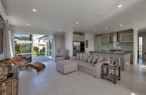 One Tree Point House | Waterfront Base with Private Pontoon and Kayaks