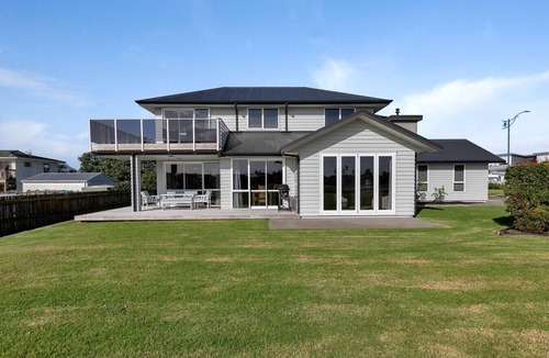 One Tree Point House | Waterfront Base with Private Pontoon and Kayaks