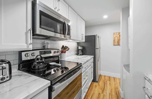 Queens Square Condo | Waterfront Cozy 1 Bedroom Condo Downtown Ch'town