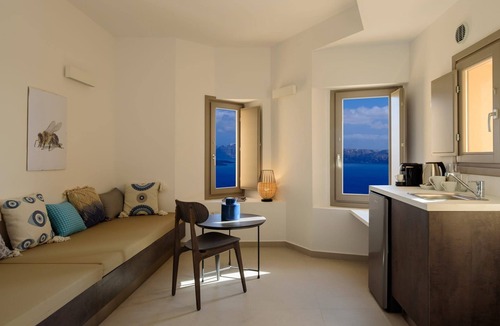 Akrotiri Apartment | Wonderful Santorini Suite | Kallirhoe Suite | Superior Suite with Caldera View.